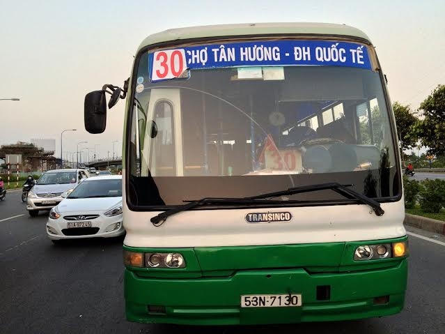 Chiếc xe buýt gây TNGT liên hoàn trên tuyến xa lộ Hà Nội.