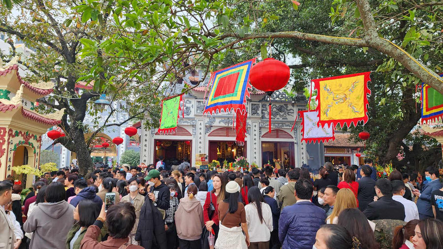 Phủ Tây Hồ thờ công chúa Liễu Hạnh. Đây là địa điểm du lịch tâm linh linh thiêng thường được người dân khắp nơi tìm đến cũng bái, cầu may mắn, bình an. Đặc biệt mỗi dịp xuân về, người dân và du khách khắp nơi tìm đến hái lộc đầu năm nhằm cầu chúc một năm mới thịnh vượng, an lành, hạnh phúc.