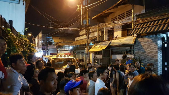 Rất đông người dân hiếu kỳ theo dõi lực lượng chức năng khám nghiệm, điều tra vụ việc. Ảnh: báo Pháp luật TP HCM)