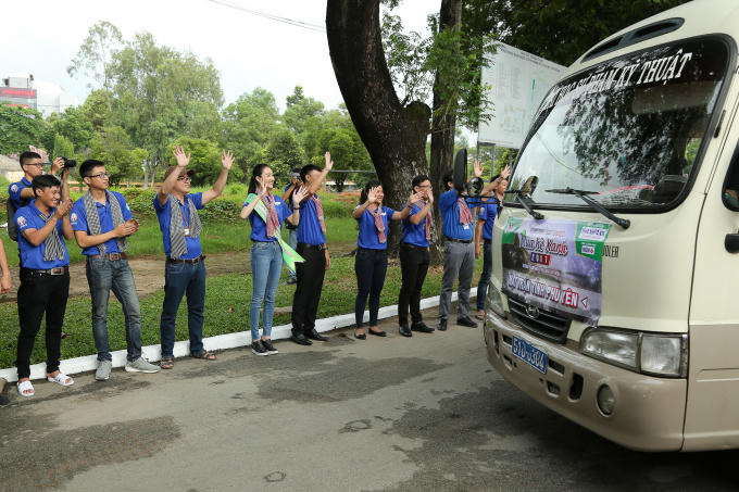 H&agrave; Thu đội mưa tới dự Lễ ra qu&acirc;n &ldquo;M&ugrave;a h&egrave; xanh 2017&rdquo;