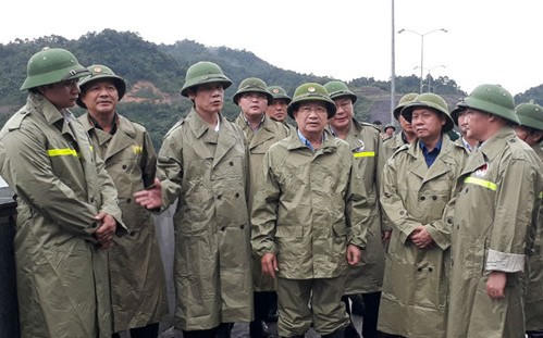 Phó Thủ tướng Trịnh Đình Dũng và lãnh đạo tỉnh Thanh Hóa kiểm tra công tác xả lũ tại Hồ Cửa Đặt