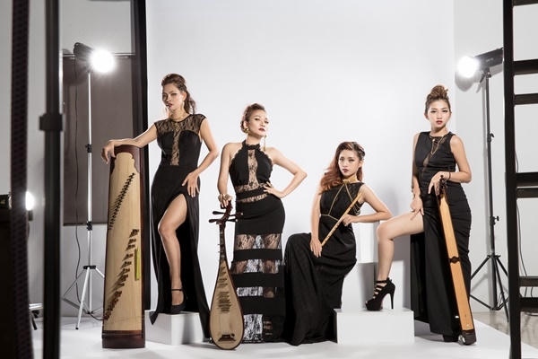 Nhóm nhạc Giao Thời trong MV Bước chân Việt.