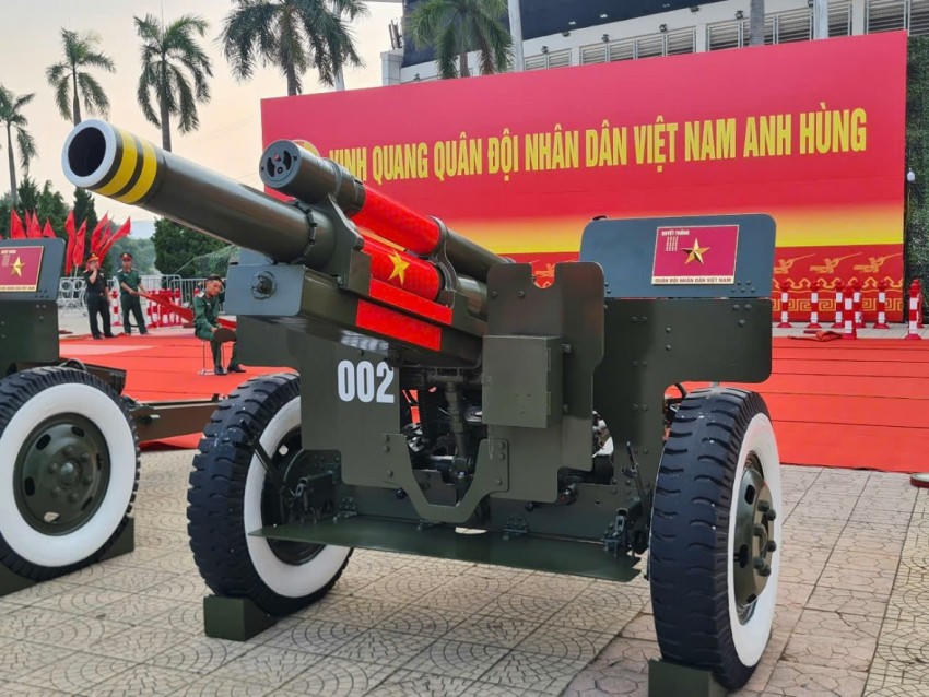 Đông đảo người dân hào hứng ghi lại khoảnh khắc bên dàn Đại Bác chuẩn bị khai hoả dịp 2/9