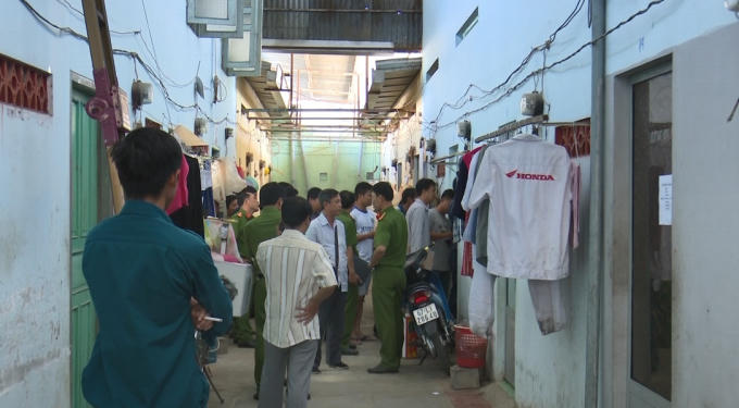 Lực lượng chức năng khám nghiệm hiện trường (Ảnh: Hà Bắc)