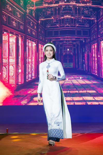 Áo Dài Nữ Song Hỷ được Trần Hà My trình diễn.