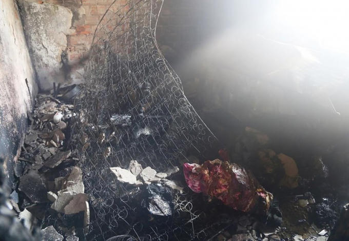 Đám cháy thiêu rụi nhiều đồ đạc trong căn hộ. Ảnh: HẢI HIẾU.