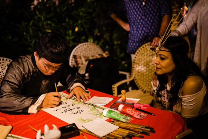 Điểm ấn tượng của bữa tiệc cưới của cặp đôi tỷ phú chính là góp mặt của ông Đồ, viết lên những câu đối bằng tiếng Ấn Độ gửi gắm những lời chúc phúc mặn nồng cho chú rể Rushang Shah và cô dâu tỷ phú Kaabia Grew.