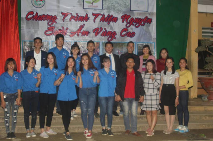 CLB Trái tim Tình nguyện chụp ảnh lưu niệm khi thực hiện Chương trình Đông ấm vùng cao ở Hà Giang.