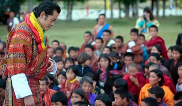 Quốc vương Bhutan rất quan tâm,chăm lo đến cuộc sống của người dân. Ảnh: internet.
