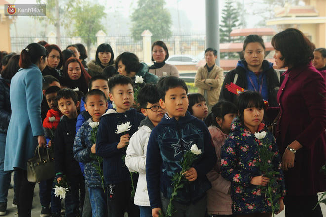 Các bé học sinh lớp 2A6 trường Tiểu học Tân Mai có mặt trong tang lễ bé An.