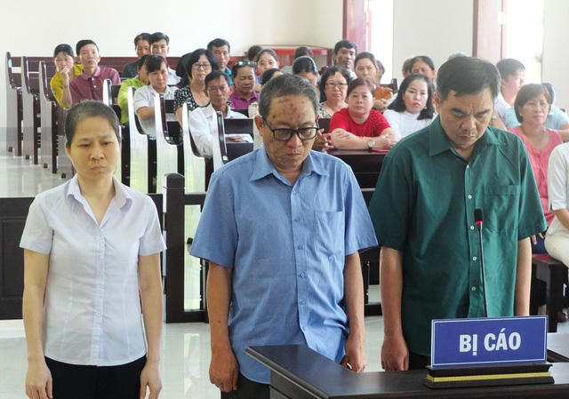 Các bị cáo Trương Thị Tuyết Mai và Dương Thành Nỉ cùng bị cáo Võ Văn Khôi lắng nghe HĐXX tuyên án.