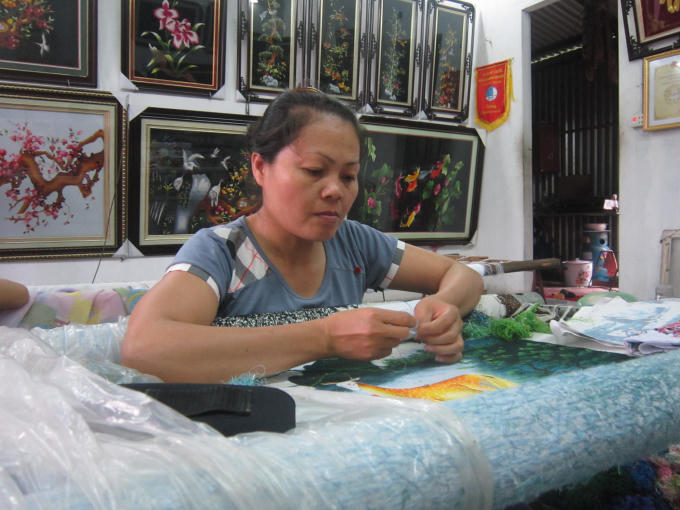Những người thợ thêu, công nhân của chị Khương đang cần mẫn tạo ra những bức tranh đẹp.