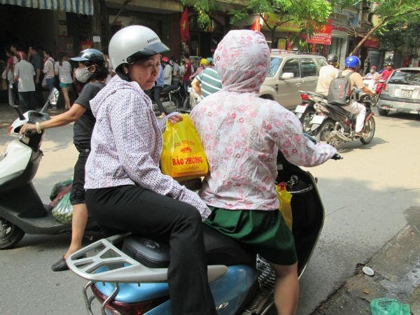 Sau thời gian chờ đợi ai cũng mua được những chiếc bánh ưng ý mang về vui tết trung thu. Ảnh: Diệu Thuỳ.