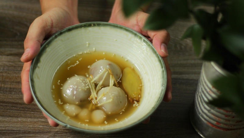 Với người miền Bắc, bánh trôi là đặc sản thường thấy trong ngày Tết Hàn thực, còn với người miền Nam, chè trôi nước là món ăn