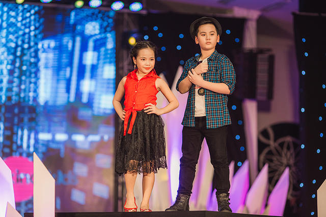 100 mẫu nh&iacute; tự tin sải bước tr&ecirc;n s&agrave;n catwalk