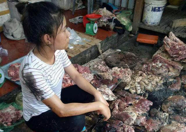 Hình ảnh thịt lợn của chị Xuyến và chị Hòa bị hắt dầu luyn.