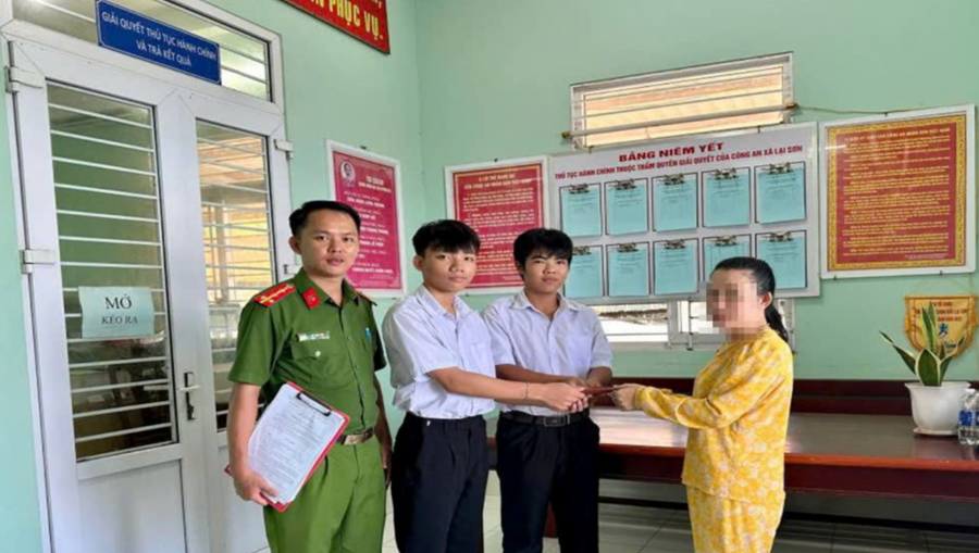 Các em Giỏi và Nguyên trao trả toàn bộ tài sản nhặt được cho chị N.T.M.T