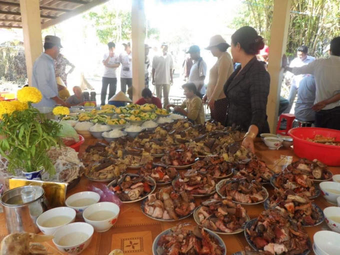 Người dân đã tới Miếu Ông từ sáng sớm để chuẩn bị cho lễ cúng