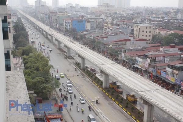 Một đoạn đường sắt trên cao, nơi tiếp giáp với ngã tư nơi câu chui Thanh Xuân sắp khánh thành. Ảnh: Như Trường.