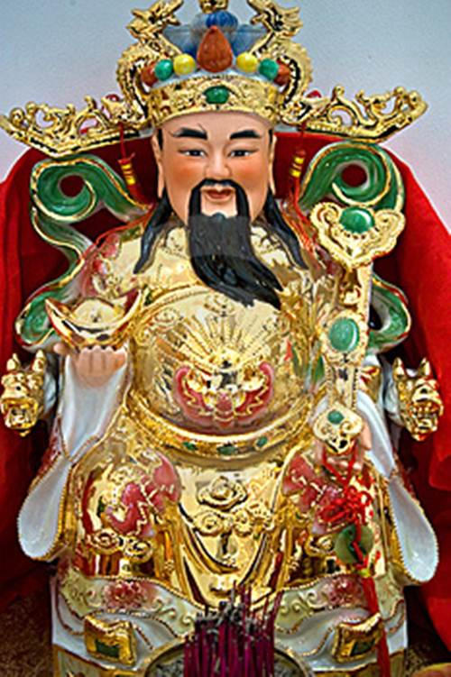 Mỗi gia đình, đặc biệt là những người làm kinh doanh, buôn bán đều thờ Thần Tài. Ảnh minh họa.