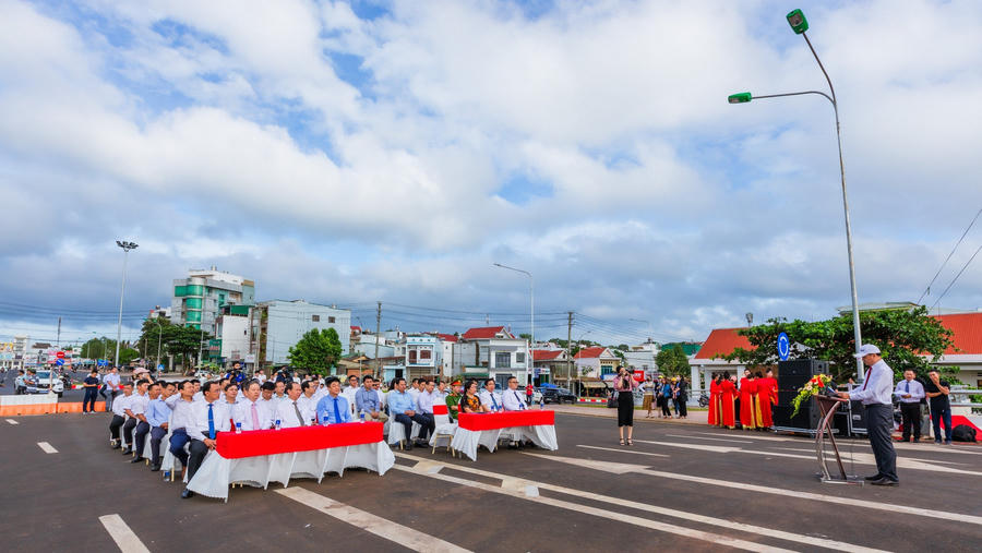 Quang cảnh tại buổi lễ khánh thành công trình đường Đông Tây, thành phố Buôn Ma Thuột