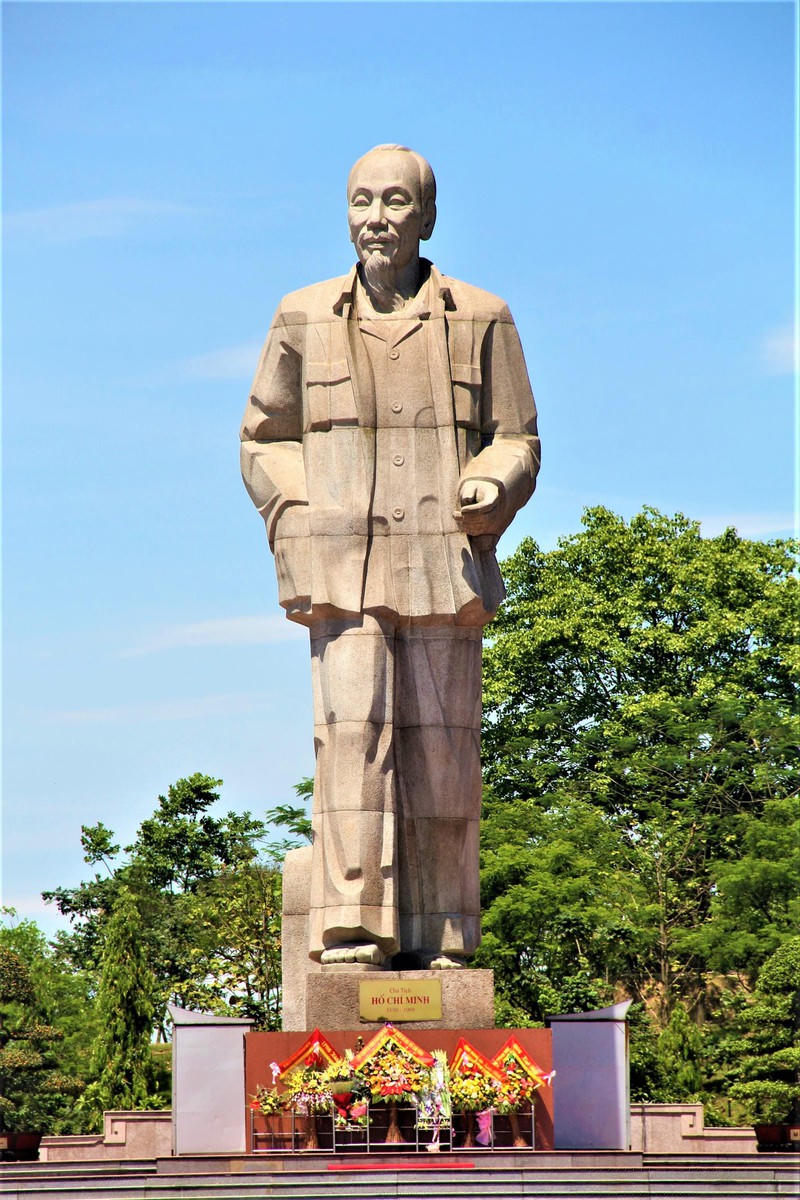 Tượng đài Bác Hồ tại Quảng trường Hồ Chí Minh (Tp Vinh, Nghệ An).
