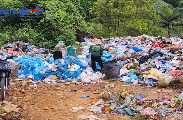 Yên Bái: Rác thải án ngữ, bốc mùi hôi thối tại khu vực đường vào khu du lịch Suối Giàng