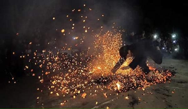 Lửa dường như không làm ảnh hưởng gì đến các thanh niên.