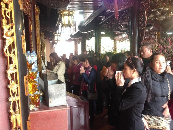 Trong điện thờ đền Bia Bà, rất đông người dân đến đây để cúng lễ, cầu mong cho một năm mới gặp nhiều may mắn.