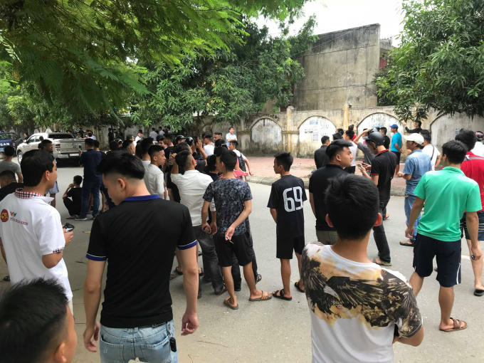Người dân hiếu kỳ theo dõi sự việc.