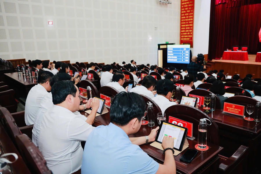 Các đại biểu thông qua dự thảo Nghị quyết