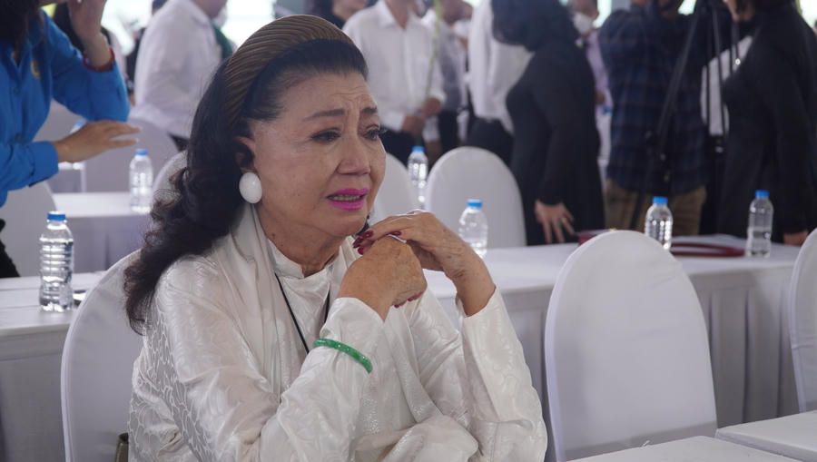 NSƯT Kim Cương bật khóc tại buổi lễ.