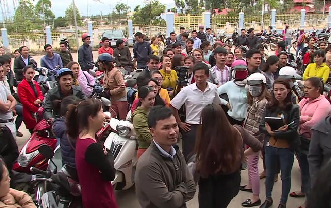Hàng trăm giáo viên kéo về UBND huyện Krông Pắk để phản đối việc bị chấm dứt hợp đồng.