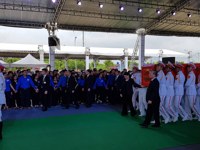 Chủ tịch Quốc hội Nguyễn Thị Kim Ng&acirc;n v&agrave; Thường trực Ban B&iacute; thư Trần Quốc Vượng đỡ 2 b&ecirc;n linh cữu, c&ugrave;ng đưa Chủ tịch nước Trần Đại Quang ra nơi an t&aacute;ng. (Ảnh D&acirc;n trí).