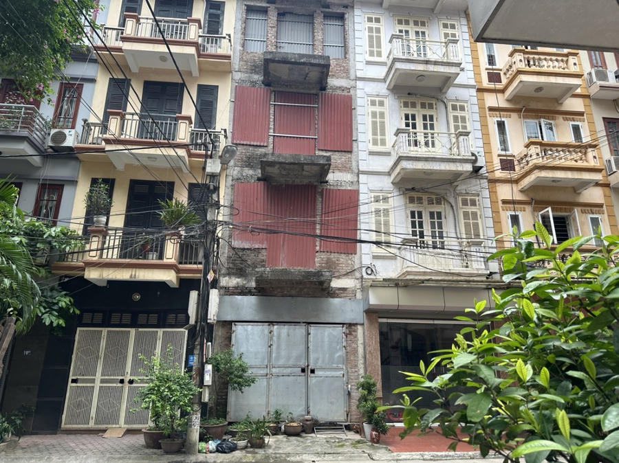 Căn nhà (ở giữa) bà Hằng mua của Cục Kỹ thuật nghiệp vụ II (Bộ Công an) bỗng nhiên vướng tranh chấp.