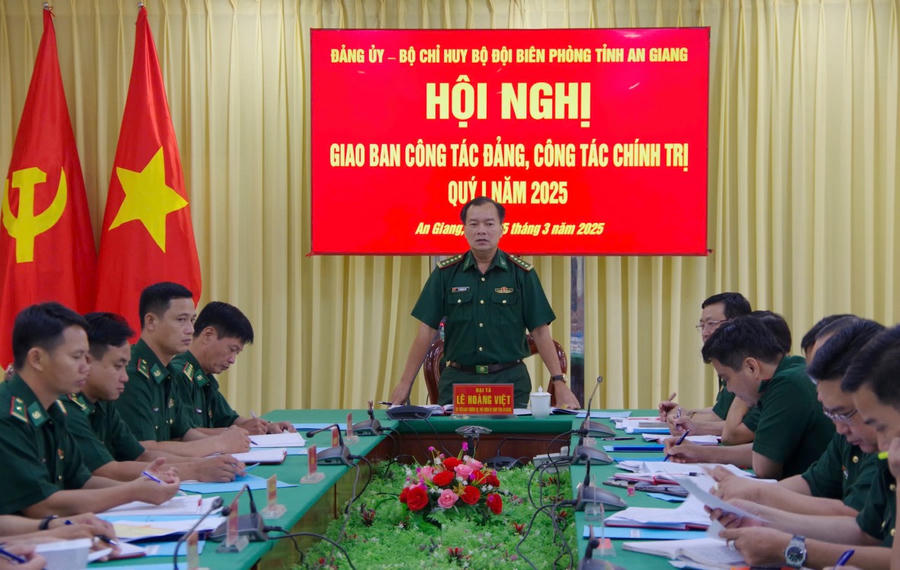 Đại tá Lê Hoàng Việt - Phó Chính ủy BĐBP tỉnh An Giang phát biểu chỉ đạo
