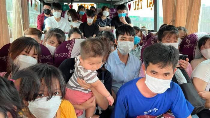 Số hành khách vượt quy định trên xe. Ảnh Văn Huế.