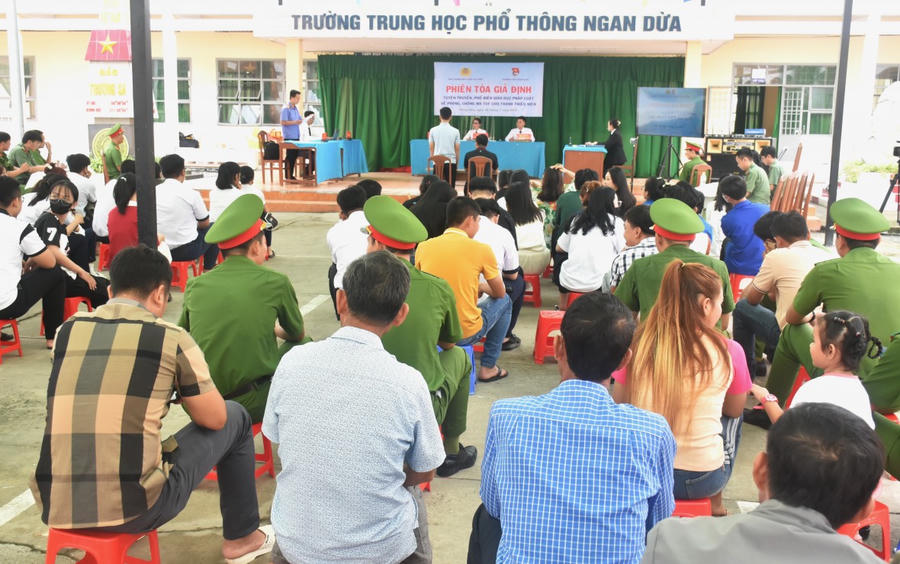 “Phiên toà giả định” góp phần nâng cao chất lượng và hiệu quả của công tác tuyên truyền, giáo dục pháp luật cho học sinh, giáo viên tuyên truyền phòng, chống sử dụng, tàng trữ, mua bán trái phép chất ma túy trên địa bàn huyện Hồng Dân.