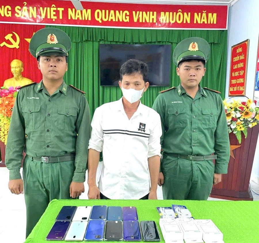 Lực lượng chức năng tạm giữ điện thoại không rõ nguồn gốc.