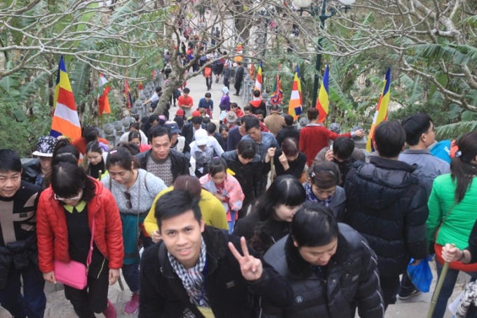 Đoàn người tấp nập tại lối dẫn lên chùa Hòa Yên.