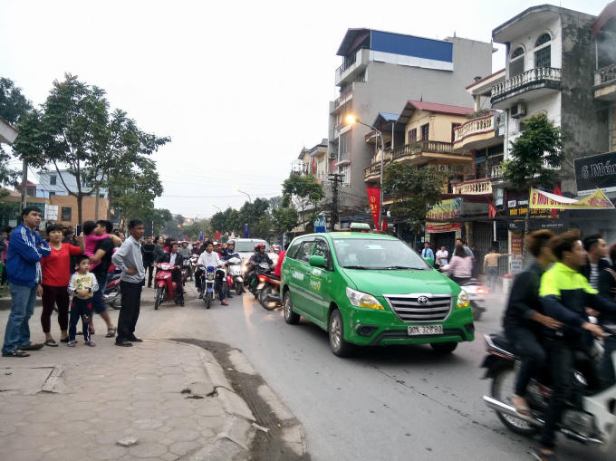 Nhiều người hiếu kỳ đứng xem khiến giao thông khu vực ách tắc.