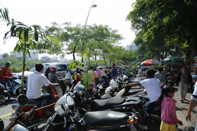Tắc đường ngay trước các chùa lớn.
