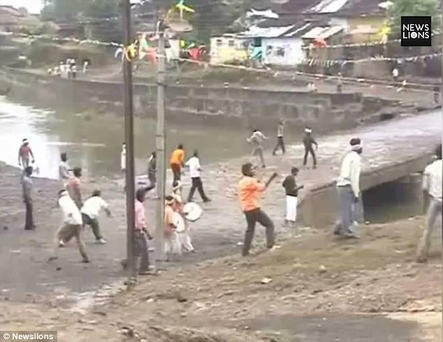 Những khối đá sắc nhọn gây thương tích cho người chơi nếu không may bị ném trúng.