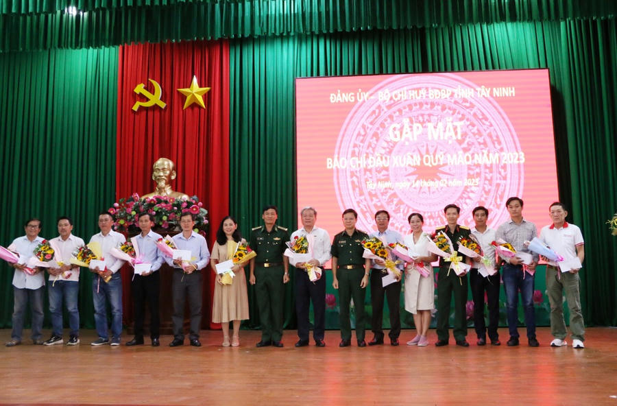 BĐBP Tây Ninh trao tặng bằng khen cho các cá nhân có thành tích xuất sắc trong công tác phối hợp tuyên truyền.