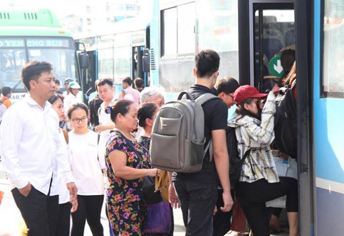 Người dân chen nhau đón xe khách rời Thủ đô về quê nghỉ lễ.