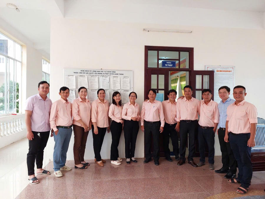 Công chức Tư pháp xã và huyện Giang Thành, tỉnh Kiên Giang.