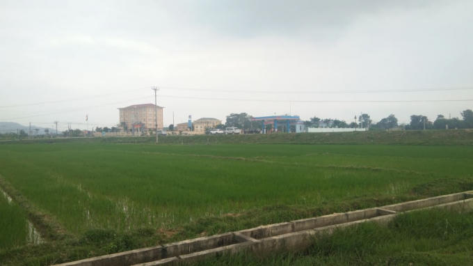 Khu vực cánh đồng nơi 2 đồi tượng ôm súng, lựu đạn cố thủ trong chiếc ô tô.