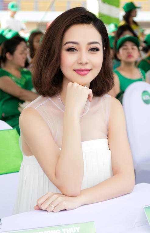 Lần thứ 3 làm mẹ, nhưng cô vẫn trẻ trung và xinh đẹp.