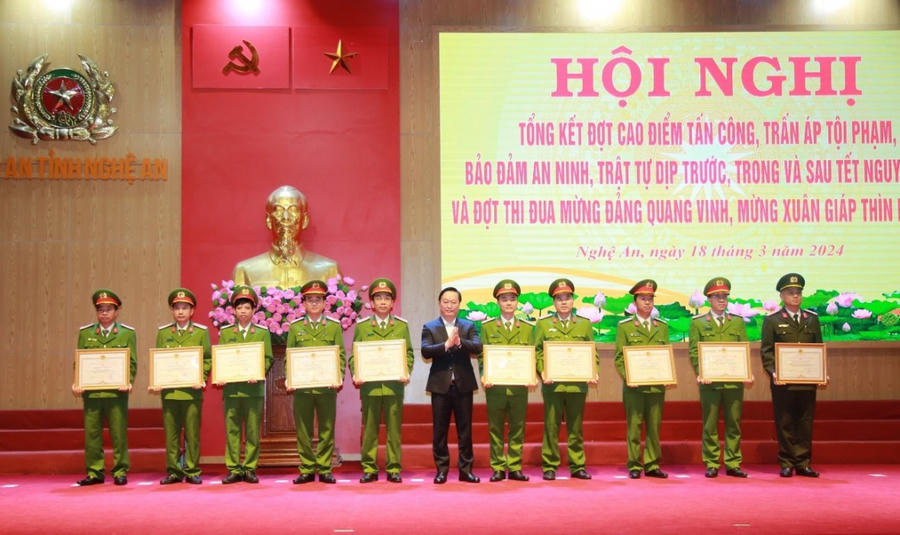 Chủ tịch UBND tỉnh Nghệ An Nguyễn Đức Trung trao Bằng khen cho các tập thể đạt thành tích xuất sắc.