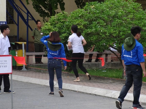 Dù đã có quy định và thông báo từ trước, nhưng nhiều thí sinh vẫn đến điểm dự thi muộn hơn so với giờ quy định